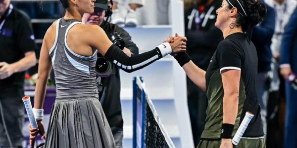 扳倒四届硬地大满贯冠军再进决赛，这次阿尼西莫娃比肩哪位前辈